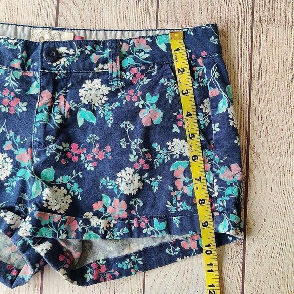 SO navy floral cuffed 2" summer shorts sz 7 - Picture 5 of 8